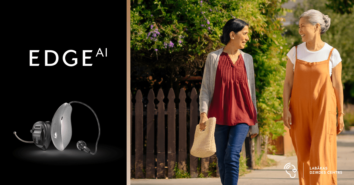 Divas sievietes sarunājas pastaigas laikā, valkājot jauno Edge AI dzirdes aparātu no Starkey.